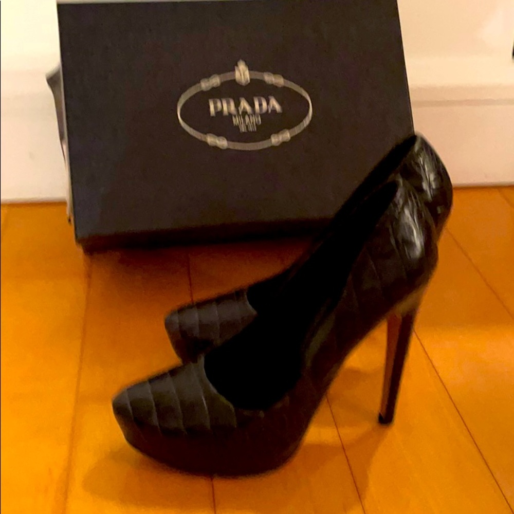 Prada boutique high heels leather fabulous shoes